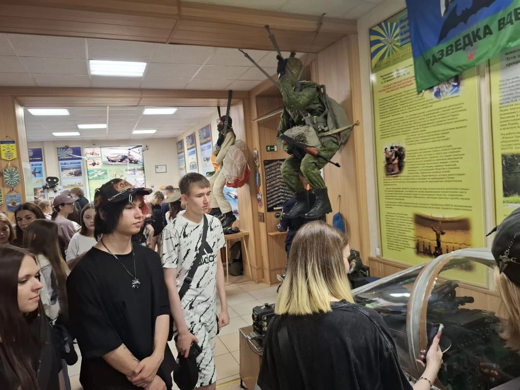 Студенты колледжа в сердце военной авиации: уникальная экскурсия! ✈