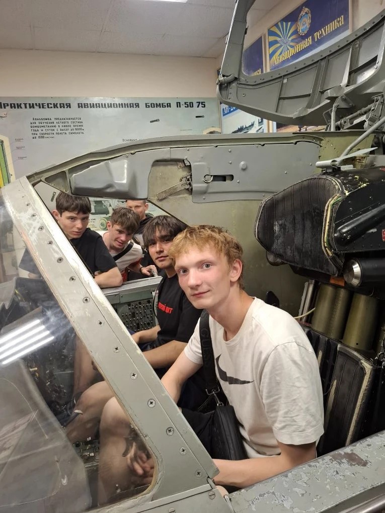 Студенты колледжа в сердце военной авиации: уникальная экскурсия! ✈