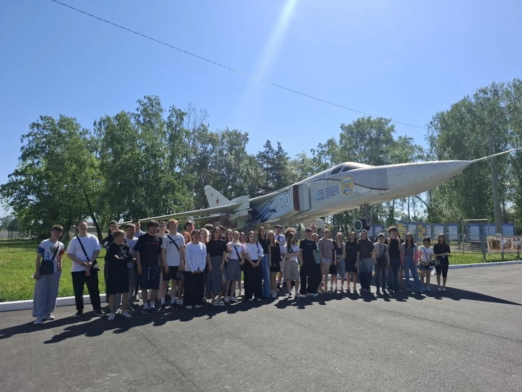 Студенты колледжа в сердце военной авиации: уникальная экскурсия! ✈