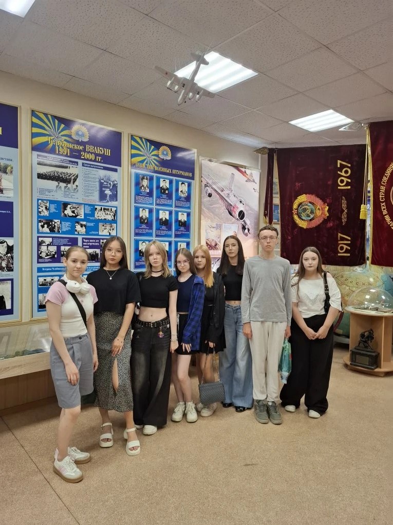 Студенты колледжа в сердце военной авиации: уникальная экскурсия! ✈