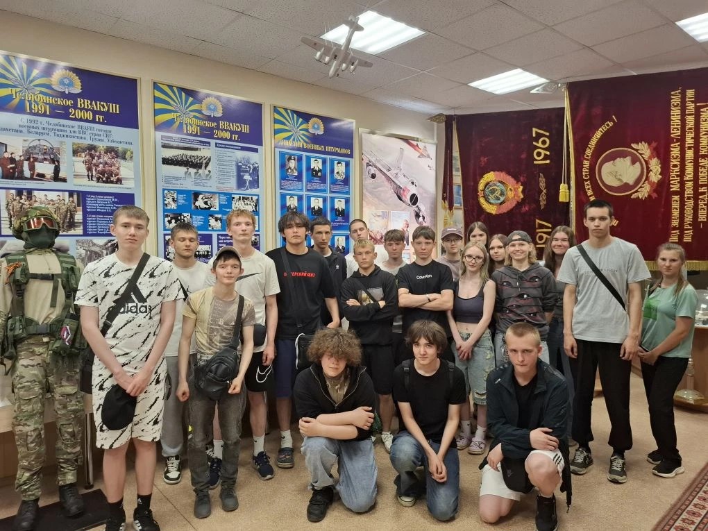 Студенты колледжа в сердце военной авиации: уникальная экскурсия! ✈