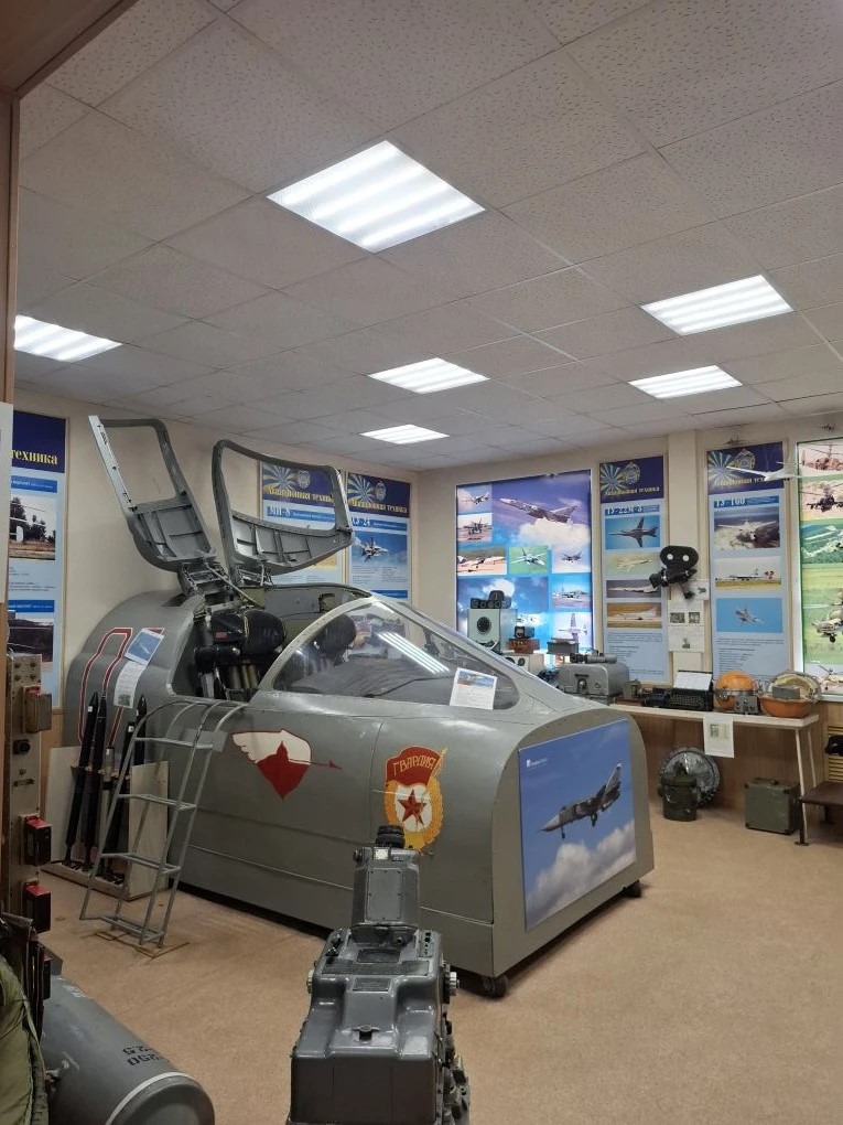Студенты колледжа в сердце военной авиации: уникальная экскурсия! ✈