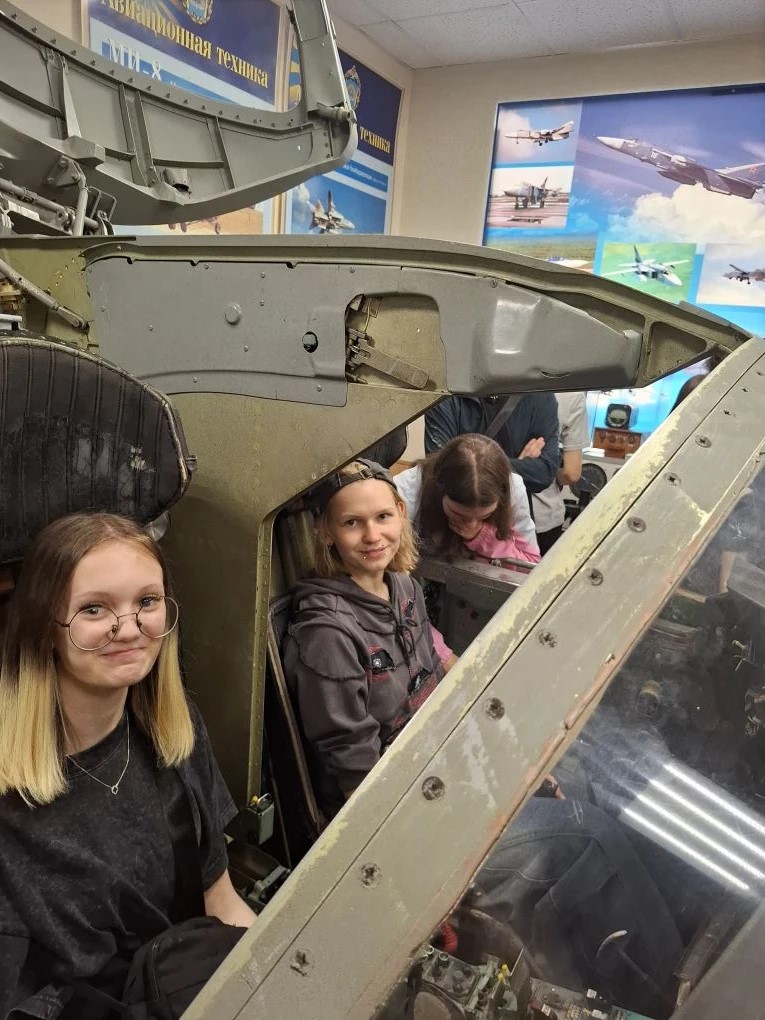 Студенты колледжа в сердце военной авиации: уникальная экскурсия! ✈