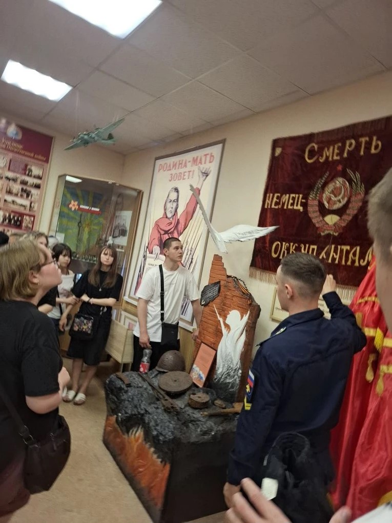 Студенты колледжа в сердце военной авиации: уникальная экскурсия! ✈