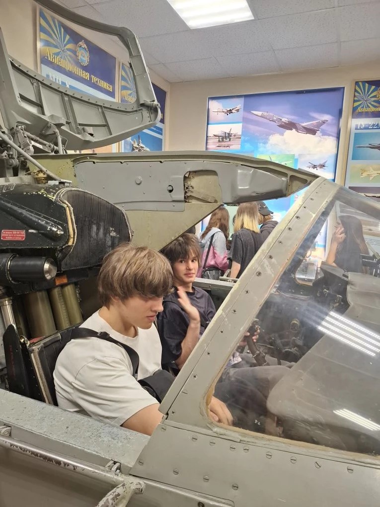 Студенты колледжа в сердце военной авиации: уникальная экскурсия! ✈