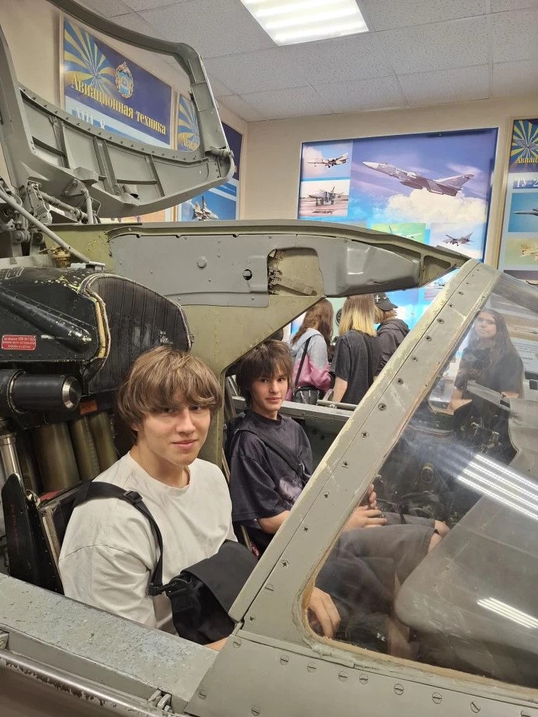 Студенты колледжа в сердце военной авиации: уникальная экскурсия! ✈